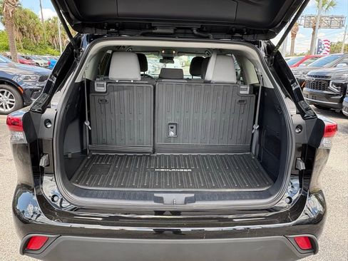 Used 2023 Toyota Highlander L FWD image 11