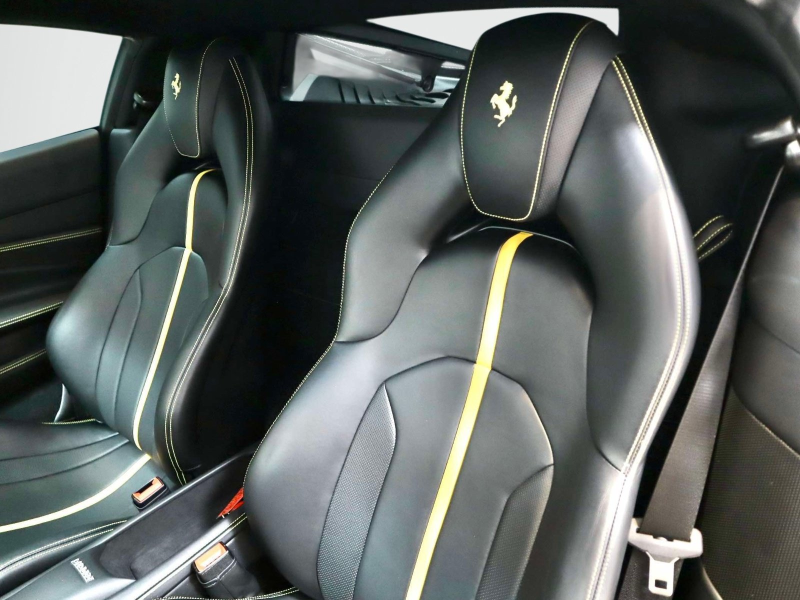 Certified 2022 Ferrari F8 Tributo RWD image 25