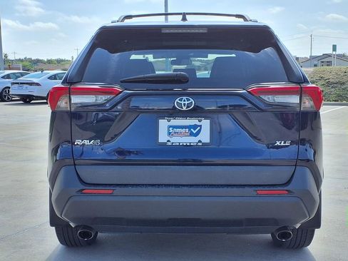Used 2021 Toyota RAV4 XLE Premium FWD image 6