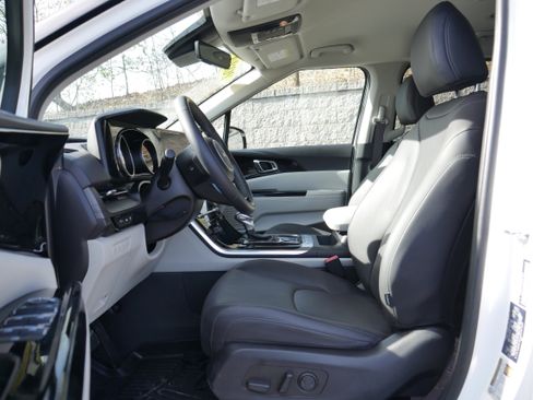 Used 2024 Kia Carnival EX FWD image 14