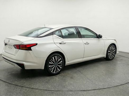 Used 2025 Nissan Altima 2.5 SV FWD image 9
