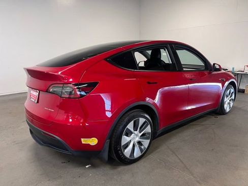Used 2022 Tesla Model Y Long Range image 3