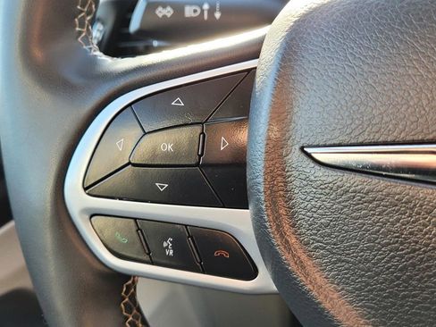 Used 2023 Chrysler Pacifica Touring-L image 32