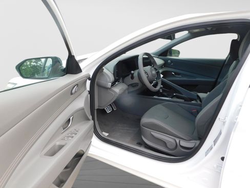 Certified 2025 Hyundai Elantra Sport FWD image 9