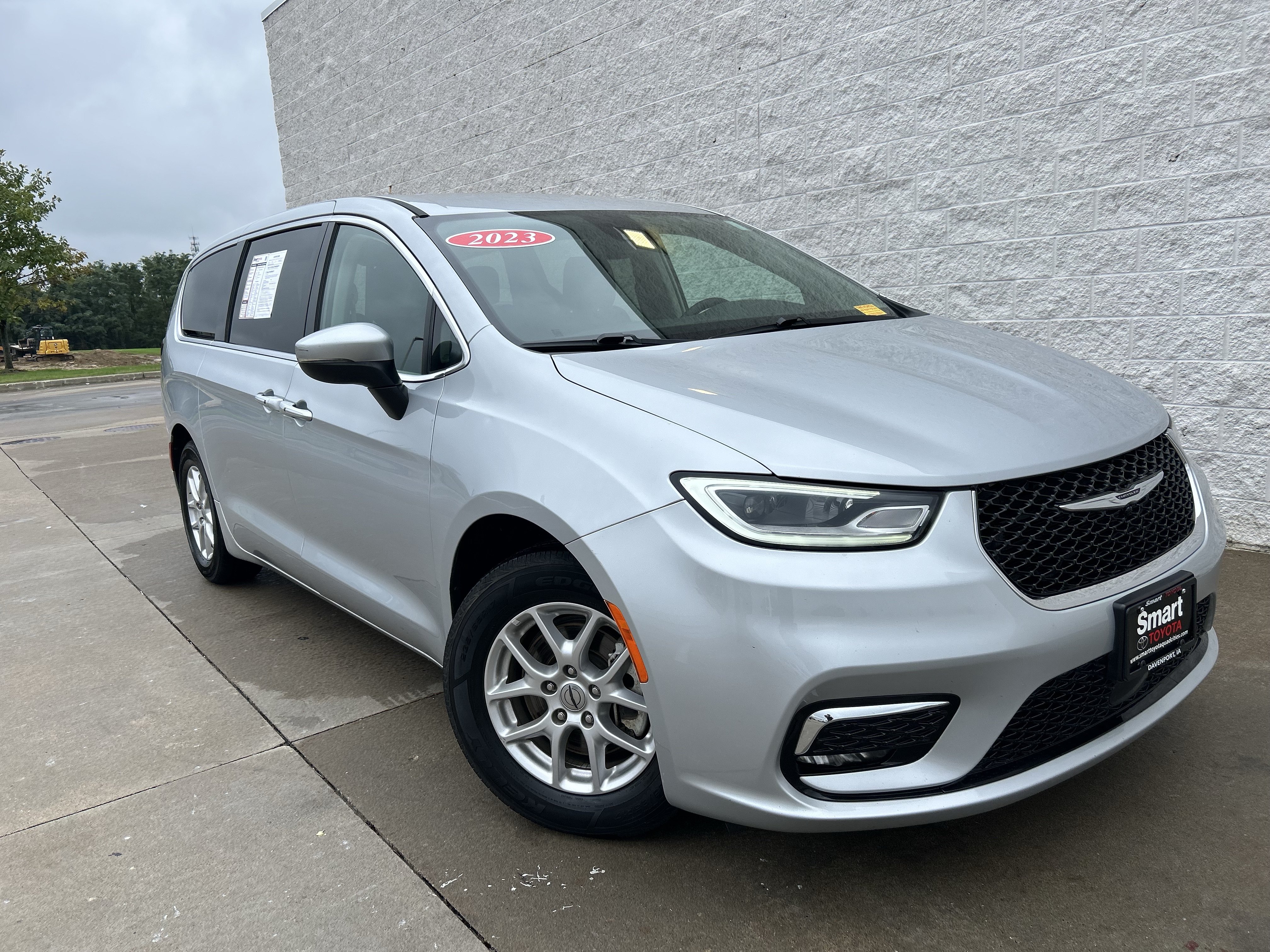 Used 2023 Chrysler Pacifica Touring-L FWD image 6