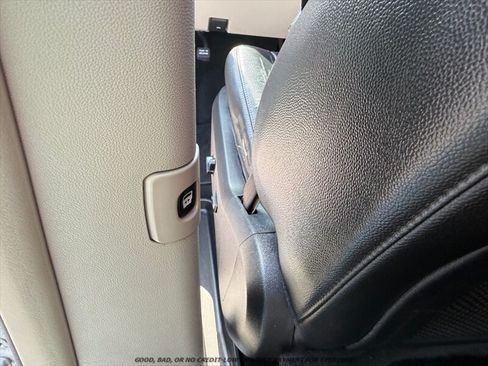 Used 2014 Chrysler Town & Country Touring FWD image 32