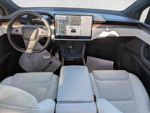 Used 2024 Tesla Model X image 18
