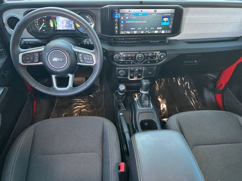 Used 2025 Jeep Wrangler Unlimited Sahara AWD/4WD image 15