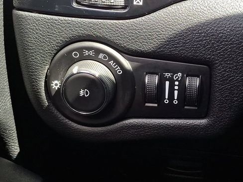 Used 2019 Jeep Cherokee Latitude Plus AWD/4WD image 25