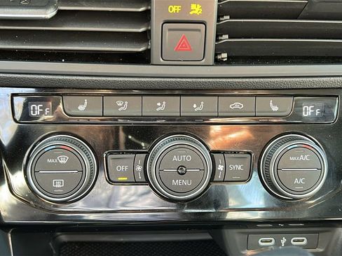 Used 2023 Volkswagen Jetta SE w/ Panoramic Sunroof Package FWD image 20