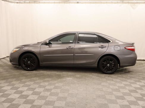 Used 2017 Toyota Camry SE image 2