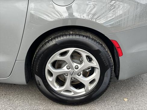 Certified 2024 Chrysler Pacifica Limited FWD image 22