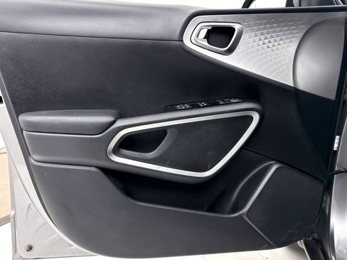 Certified 2025 Kia Soul LX w/ LX Technology Package FWD image 25
