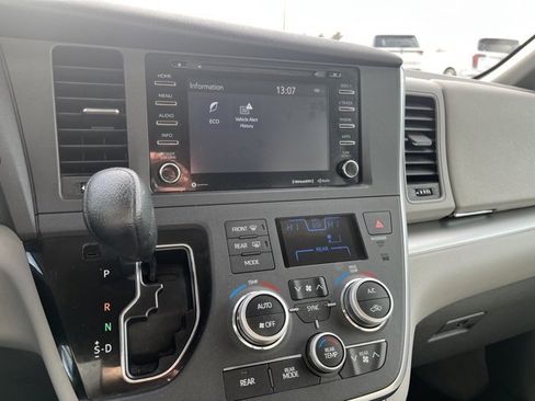 Used 2018 Toyota Sienna LE image 42