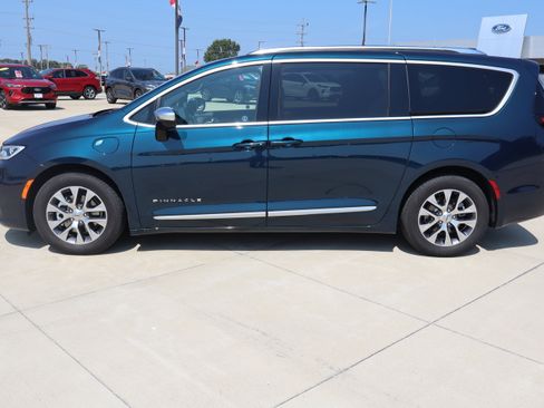 Used 2025 Chrysler Pacifica Pinnacle FWD image 8