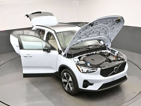 New 2026 Volvo XC40 B5 Plus w/ Protection Package Premier AWD/4WD image 49