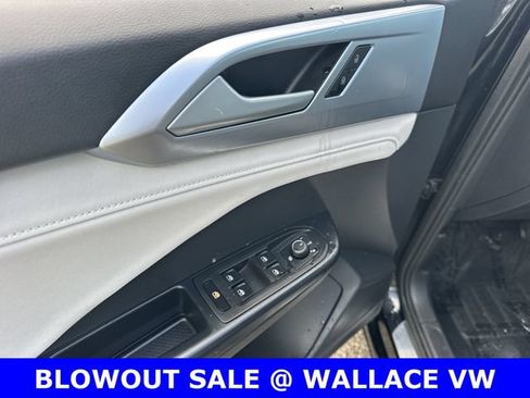 Used 2025 Volkswagen Taos SE FWD image 16