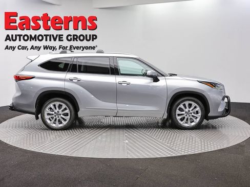 Used 2021 Toyota Highlander Limited AWD/4WD image 4