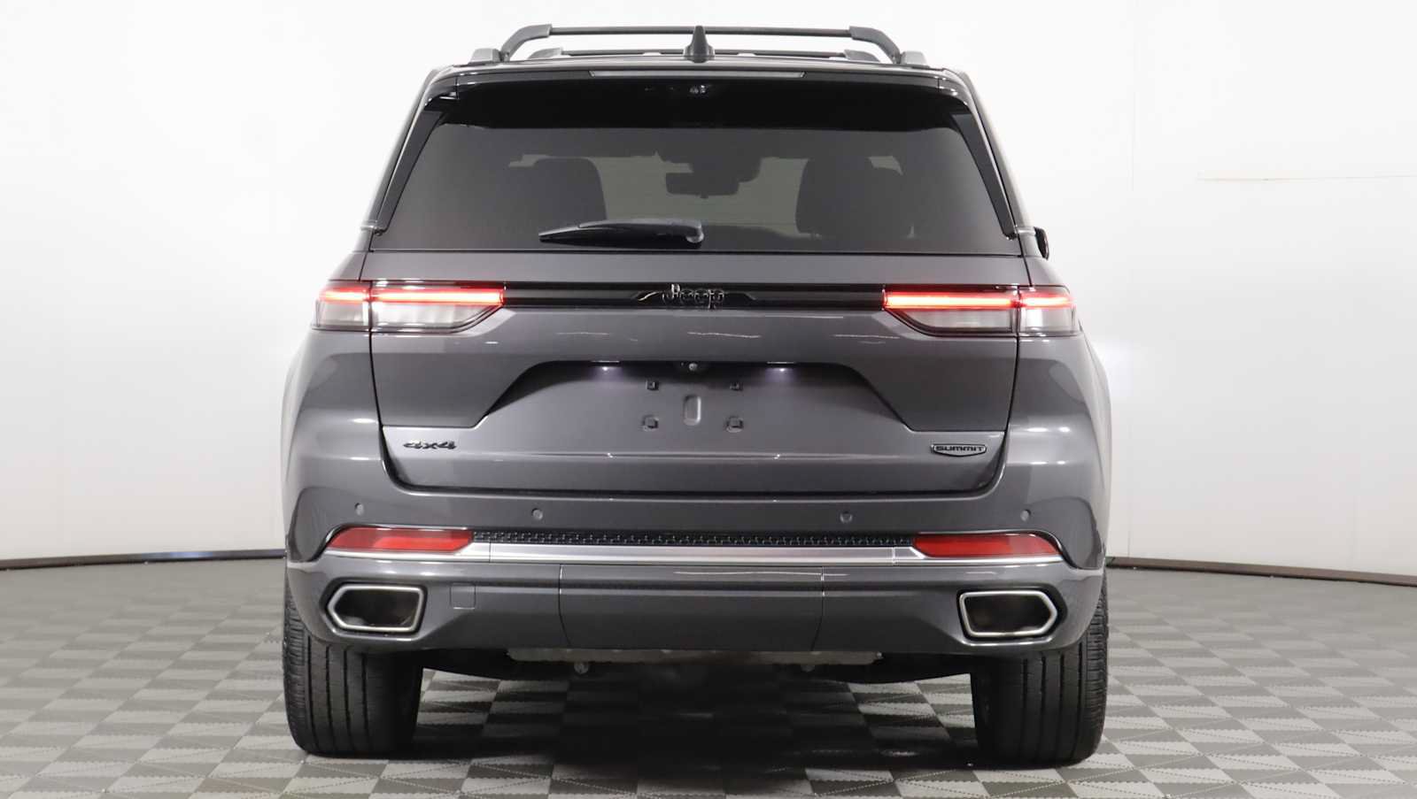 Used 2023 Jeep Grand Cherokee Summit AWD/4WD image 5