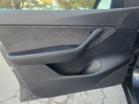 Used 2021 Tesla Model Y Long Range image 14