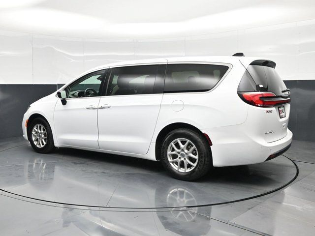 Certified 2024 Chrysler Pacifica Touring-L FWD image 10