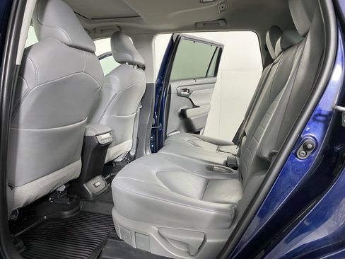 Used 2021 Toyota Highlander XLE image 11
