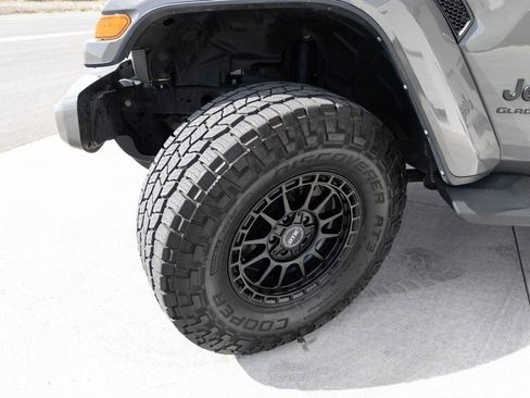 Used 2022 Jeep Gladiator Overland AWD/4WD image 7