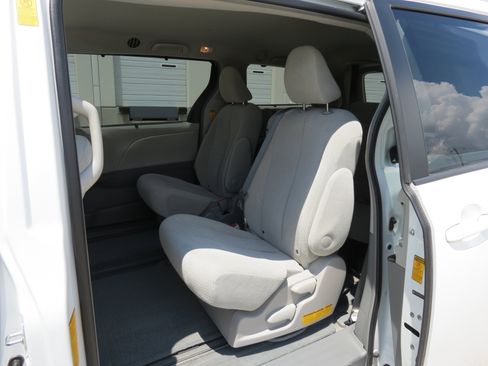 Used 2014 Toyota Sienna LE FWD image 26