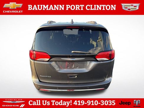 Used 2018 Chrysler Pacifica Touring-L FWD image 4