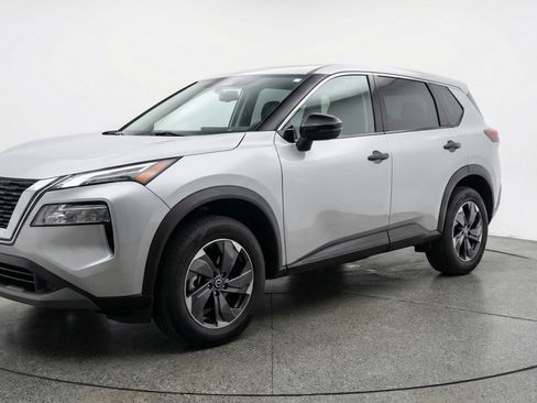 Used 2025 Nissan Rogue SV AWD/4WD image 3