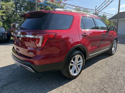 Used 2017 Ford Explorer XLT w/ Equipment Group 202A AWD/4WD image 5