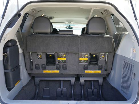 Used 2014 Toyota Sienna SE FWD image 26