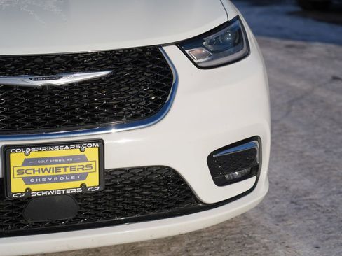 Used 2024 Chrysler Pacifica Touring-L image 9