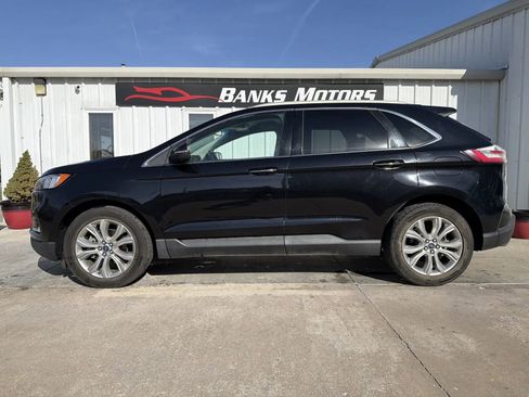 Used 2019 Ford Edge Titanium image 2