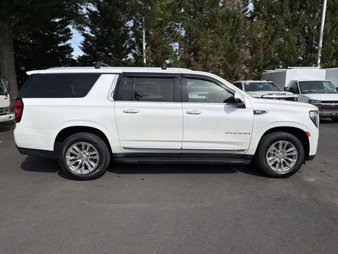 Used 2022 GMC Yukon XL SLT w/ SLT Premium Package AWD/4WD image 11