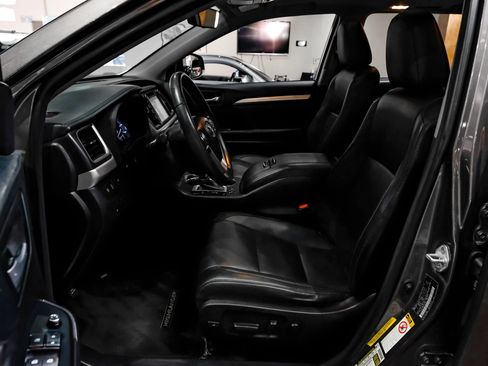 Used 2018 Toyota Highlander XLE FWD image 4