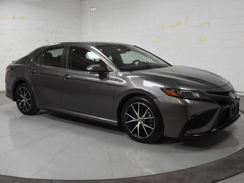 Used 2023 Toyota Camry SE FWD image 1