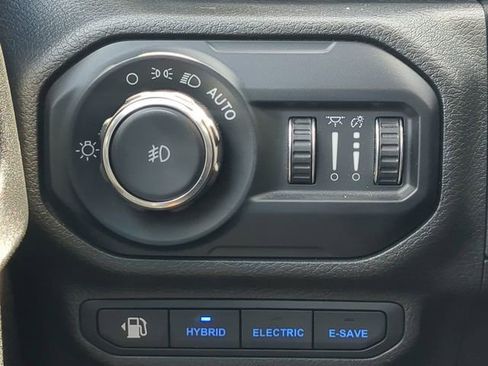 Used 2022 Jeep Wrangler Unlimited Sahara w/ Safety Group AWD/4WD image 26