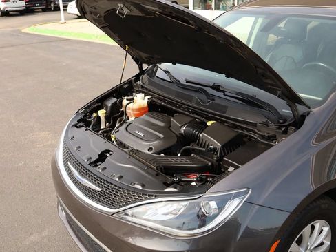 Used 2018 Chrysler Pacifica Touring-L FWD image 66