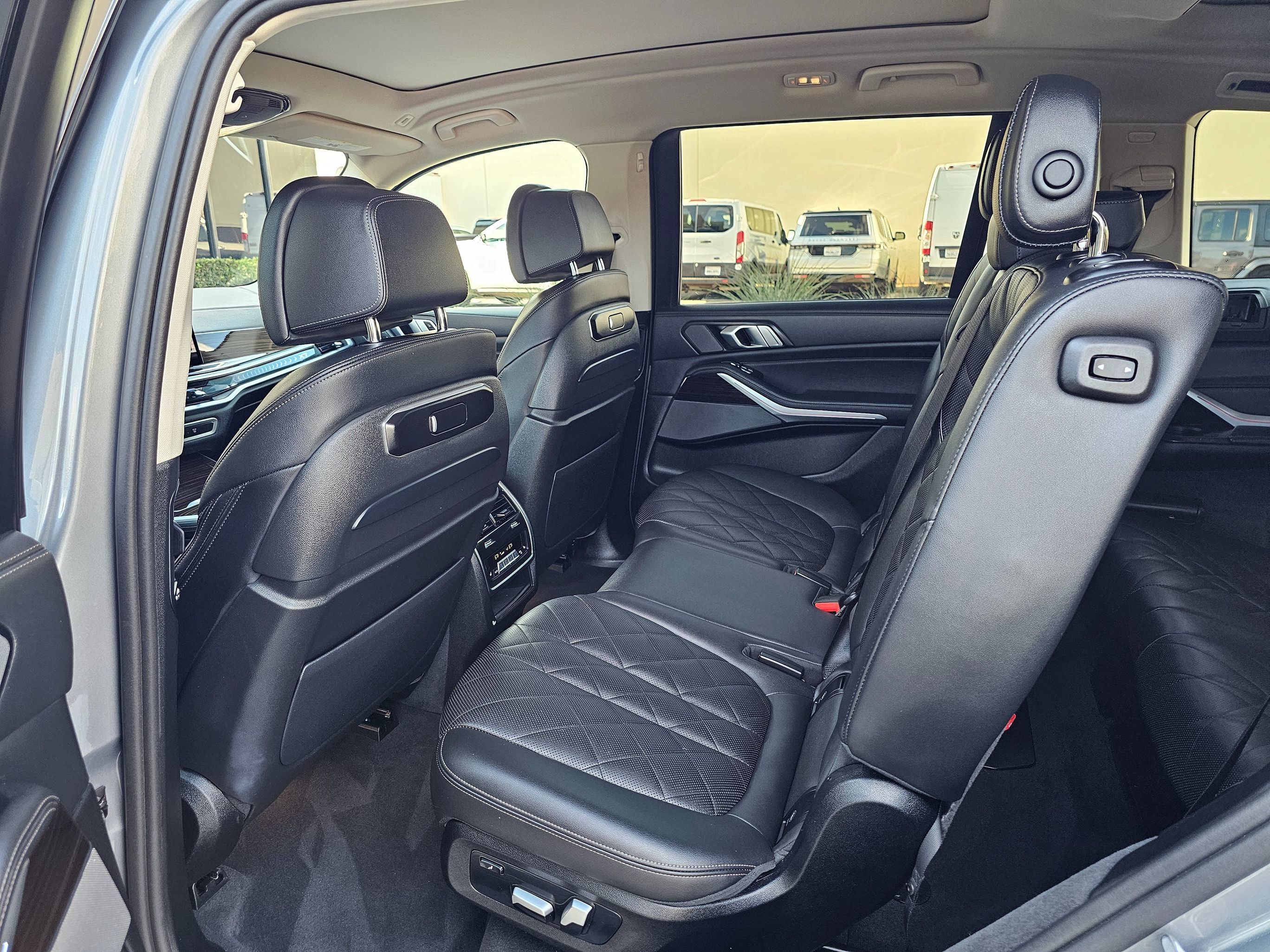 Used 2025 BMW X7 xDrive40i AWD/4WD image 17