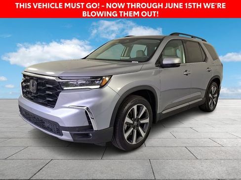 Used 2025 Honda Pilot Touring image 4