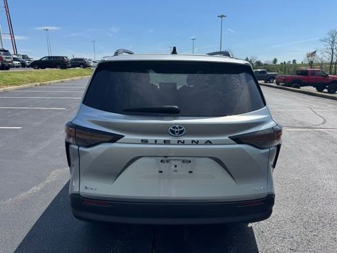 Used 2025 Toyota Sienna XLE image 4