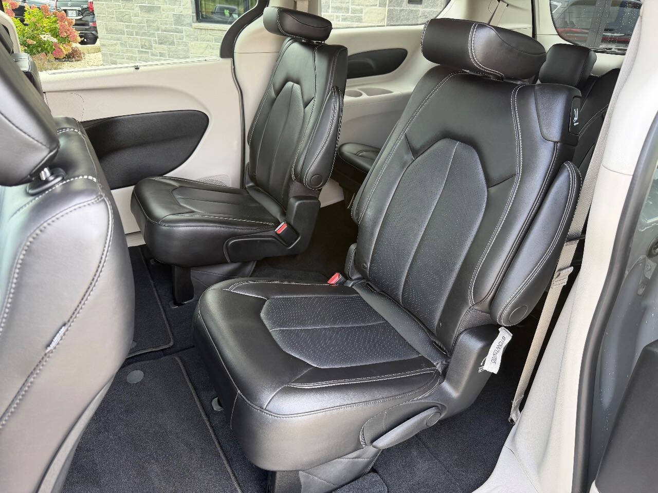 Used 2023 Chrysler Pacifica Touring-L AWD/4WD image 16