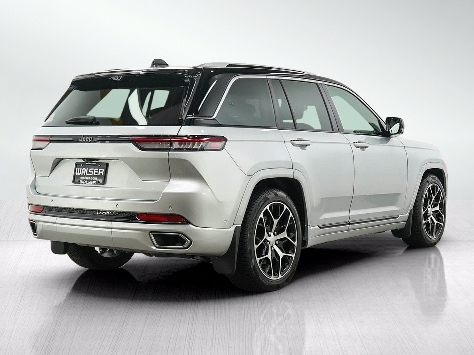 Used 2022 Jeep Grand Cherokee Summit AWD/4WD image 5