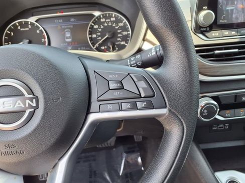 Used 2025 Nissan Altima 2.5 SV FWD image 17