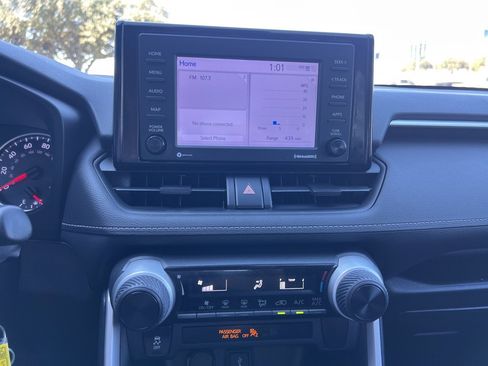 Used 2021 Toyota RAV4 LE image 12