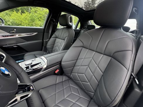 Used 2025 BMW 760i xDrive image 17