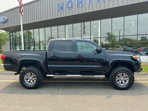 Used 2018 Toyota Tacoma SR5 AWD/4WD image 5
