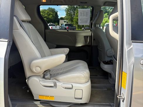 Used 2013 Toyota Sienna XLE AWD/4WD image 12