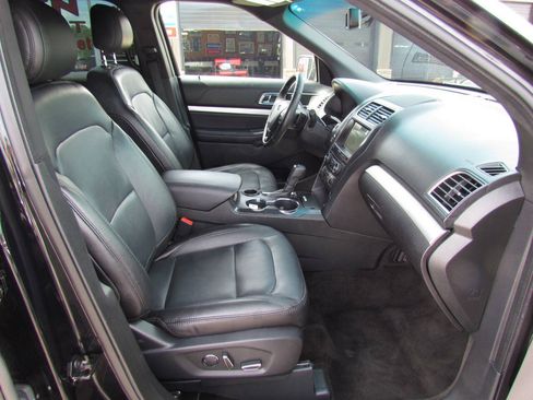 Used 2017 Ford Explorer XLT w/ Equipment Group 202A FWD image 14